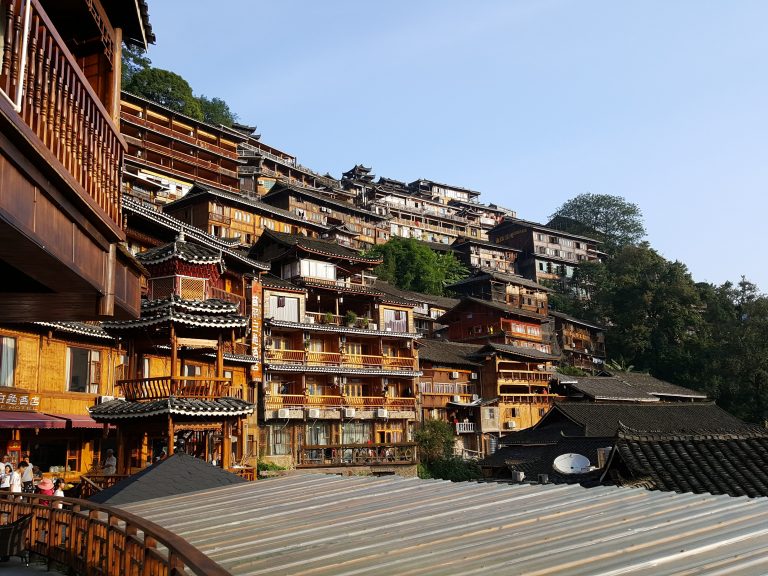 苗寨都建在山上