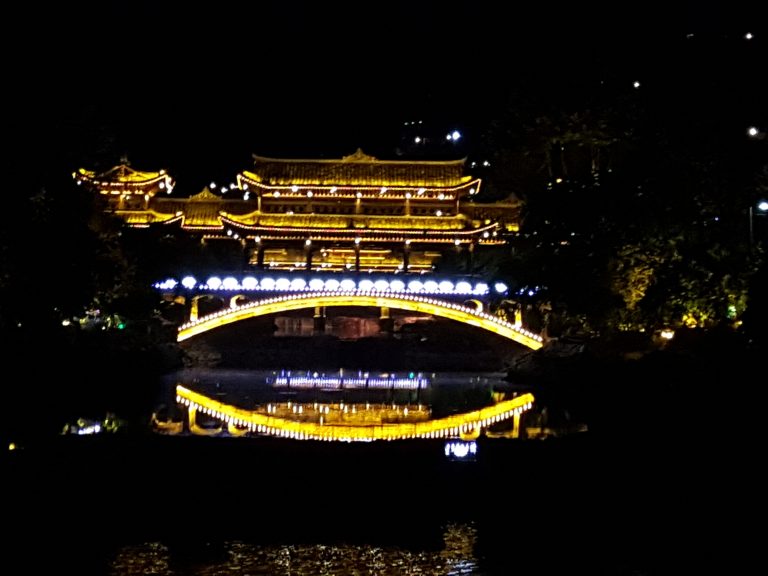 西江苗寨风雨桥夜景